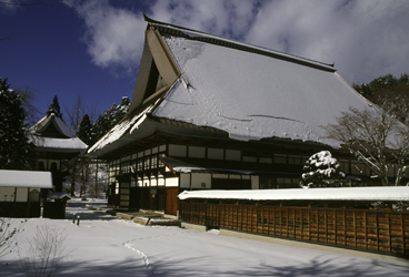『雪の庫裡と山門』/丸山 好昭